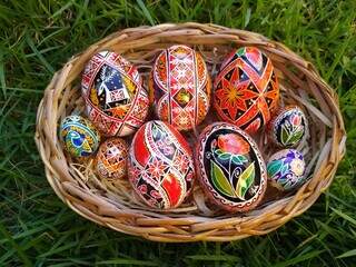 Feitos à mão, os ovos são carregados de cor e símbolos. (Foto: Arquivo Pessoal)