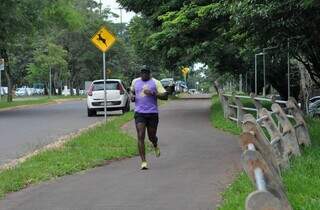 Cidadão praticando exercício no Parque dos Poderes. (Foto: Divulgação/Governo do Estado)