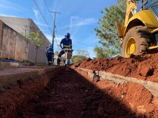 Trabalhador atuando na implantação de esgoto. (Foto: Águas Guariroba)