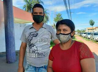 Rodrigo Bueno e sua esposa, em frente à Escola Municipal Virgílio Alves de Campos, no Bairro Mata do Jacinto. (Foto: Caroline Maldonado)