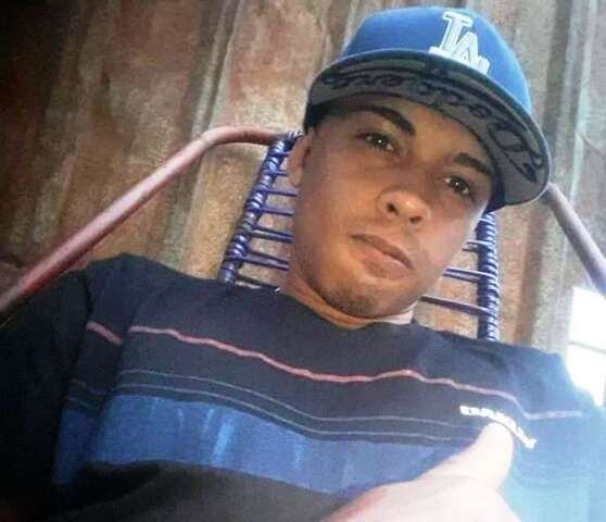 Homem &eacute; preso por matar desafeto a facadas e irm&atilde;o dele &eacute; procurado