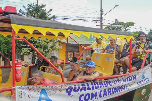 Após 2 anos “trancados”, idosos se emocionam em passeio de Carnaval