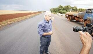 Governador Reinaldo Azambuja (PSDB) apontando obra de pavimentação em estrada do interior. (Foto: Edemir Rodrigues)