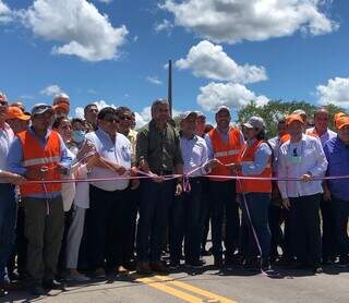 Presidente do Paraguai cortando fita de inauguração de trecho da Rota Bioceânica. (Foto: Divulgação)