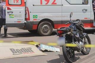 Motociclista morreu na hora e corpo foi coberto com papelão. (Foto: Marcos Maluf)