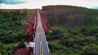 Imagem aérea de ponte duplicada em Laguna Carapã. (Foto: Edemir Rodrigues)