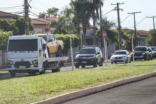 Veículos apreendidos pela Polícia Federal no condomínio de luxo Damha. (Foto: Henrique Kawaminami)