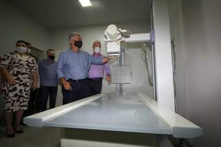 Governador vistoriando máquina de Raio-X no hospital de Aral Moreira. (Foto: Ademir Rodrigues)