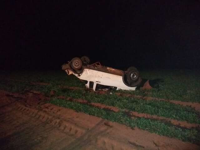 Casal &eacute; arremessado ap&oacute;s carro sair da pista e capotar na MS-473 