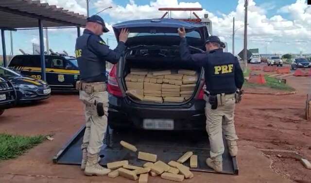 Carro com meia tonelada de maconha &eacute; abandonado por traficantes na BR-163