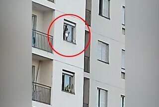 Bebê ficou pendurado em janela do 6º andar em prédio residencial. (Foto: Reprodução)