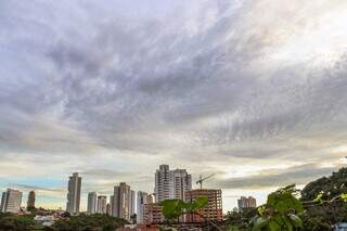 Previs&atilde;o &eacute; de tempestade para 10 munic&iacute;pios e calor de at&eacute; 33&ordm;C em Campo Grande