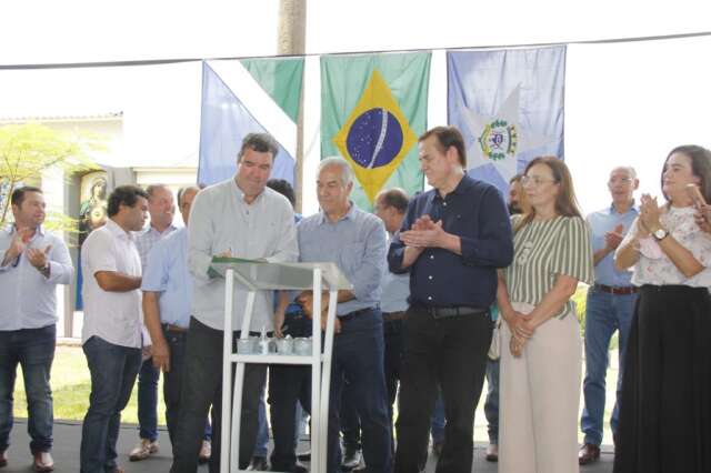 Al&eacute;m de nova maternidade, Reinaldo e Riedel entregam ponte e asfalto no interior
