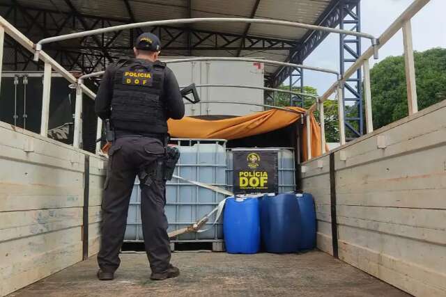 Pol&iacute;cia apreende mais de 3 mil litros de agrot&oacute;xico ilegal em caminh&atilde;o