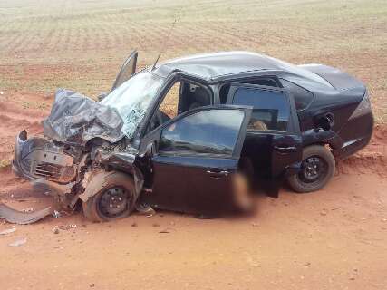Acidente entre caminhonete e carro mata enfermeira em estrada vicinal 
