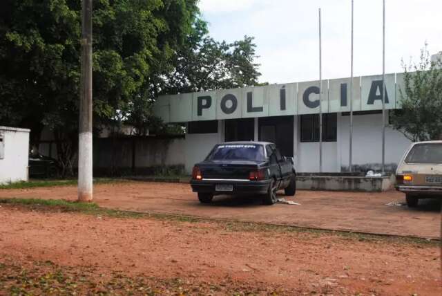 Homem &eacute; preso ap&oacute;s espancar ex-mulher a tijoladas
