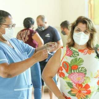 Vacina sendo aplicada em uma paciente neste sábado, na Capital (Foto: Sesau)