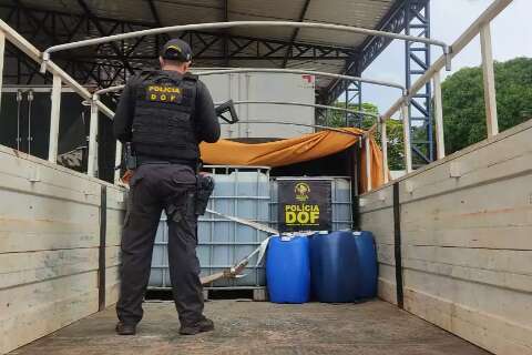 Polícia apreende mais de 3 mil litros de agrotóxico ilegal em caminhão