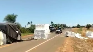 Carreta tomba e carga fica espalhada no meio da BR-158 Carreta tomba e carga fica espalhada no meio da BR-158