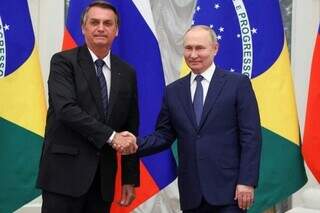 Presidente do Brasil, Jair Bolsonaro (PL) apertando a mão do presidente russo, Vladimir Putin. (Foto: AFP)