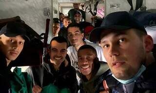 Jogadores brasileiros tiraram foto em trem que os tirou de Kiev, na Ucrânia; na foto, o sul-mato-grossense Ismaily (segundo da esq. para dir.). (Foto: Reprodução)