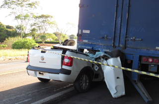 Veículo colidiu violentamente na traseira da carreta. (Foto: Diego Oliveira/Cenário MS)