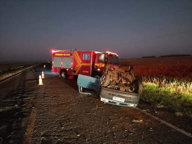 Carro capota em rodovia e passageira morre ap&oacute;s ser lan&ccedil;ada para fora da pista 