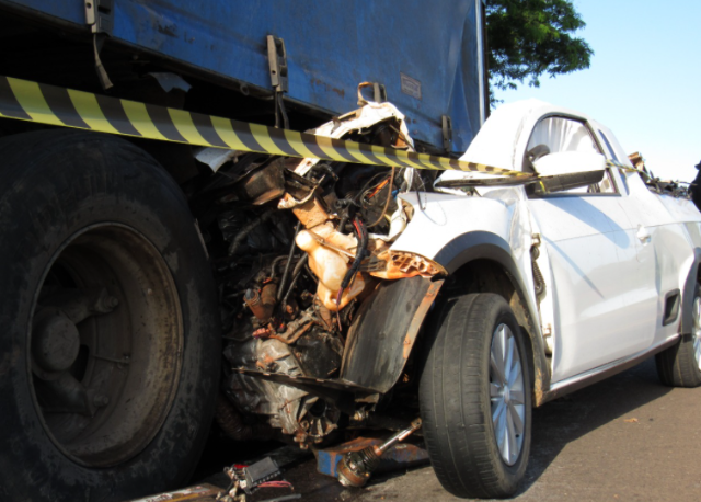 Saveiro entra debaixo de carreta em acidente na BR-267 e mata policial militar