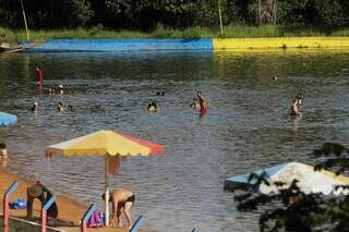 Famílias se refrescando no Praia Clube. (Foto: Marcos Maluf)