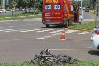 Bicicleta de jovem no ponto da colisão na Avenida Lúdio Martins Coelho. (Foto: Marcos Maluf) 