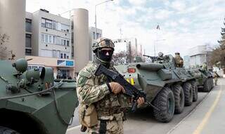 Tropas russas tomam ruas de Kiev durante ocupação. (Foto: Reuters/Agência Brasil)