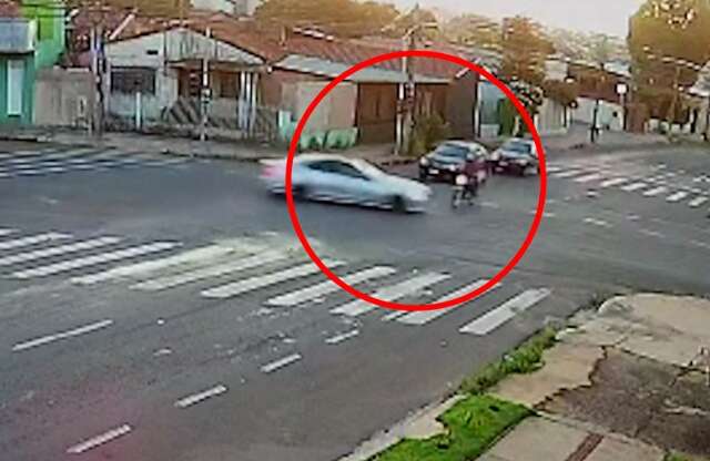 Piloto teve a perna arrancada durante colis&atilde;o entre moto e Mercedes; veja v&iacute;deo