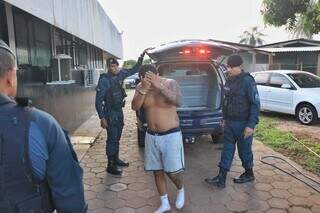 Carlos Hugo Naranjo Alvarez, 32, chegou em silência e cobrindo o rosto na Delegacia de Rochedo (Foto: Paulo Francis)