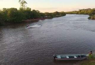 Rio Dourados, em Fátima do Sul, onde o rapaz desapareceu. (Foto: Fátima News)