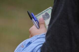 Itens obrigatórios para a prova, concurseiro leva caneta esferográfica azul e preta com tubo transparente e o documento com foto. (Foto: Marcos Maluf)