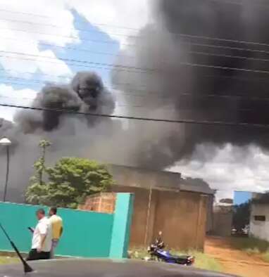 Inc&ecirc;ndio em loja de pneus provoca nuvem de fuma&ccedil;a na fronteira