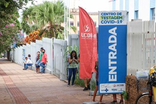 Pacientes aguardam para fazem teste de covid-19, em Campo Grande. (Foto: Henrique Kawaminami)