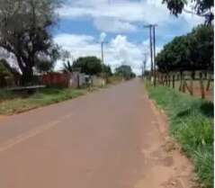 Sem transporte escolar, crian&ccedil;as se deslocam por rodovia para ir at&eacute; escola