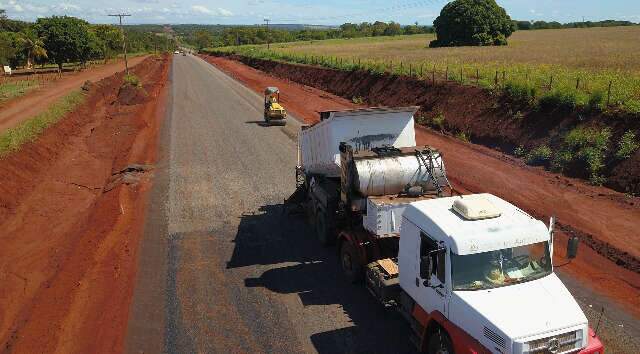 Obra da MS-352 avan&ccedil;a e asfalto come&ccedil;a a chegar em mar&ccedil;o