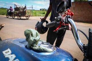 Saco plástico para vedar vazamento de combustível em moto. (Foto: Henrique Kawaminami)