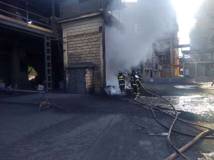 Incêndio atinge estoque de carvão de fábrica em Corumbá 