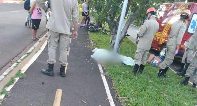 Homem perde controle de moto e morre ao bater em poste de iluminação