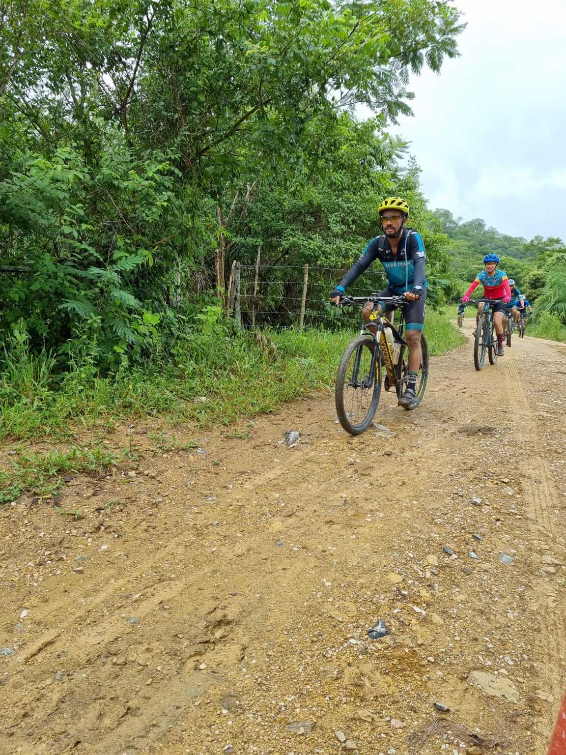 Ai você ta pedalando e aparece o busao da alegria. #campogrande #campo