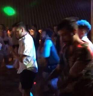 Grupo dança durante festa que foi interrompida pela PM. (Reprodução Instagram)