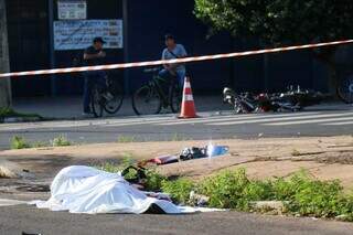 Corpo do rapaz foi arremessado cerca de 15 metros para frente da moto. (Foto: Henrique Kawaminami)