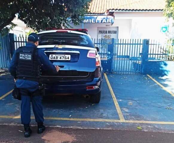 Homem atira acidentalmente na pr&oacute;pria perna e &eacute; preso por porte ilegal de arma