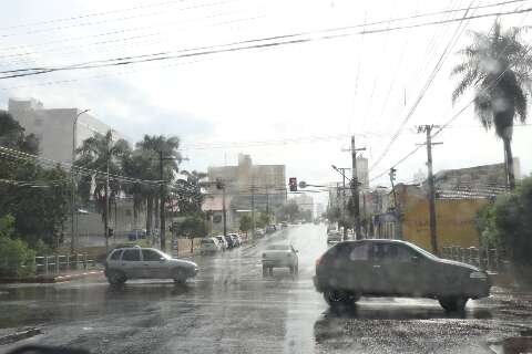 Campo Grande registra pancadas de chuva e alívio do "calorão"