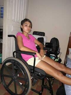 Jennifer Santos, 19, em cadeira de rodas doada. (Foto: Arquivo Pessoal)