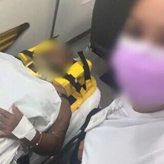 Idosa dentro da ambulância após ser socorrida. (Foto: Reprodução / Sheriff67_oficial)