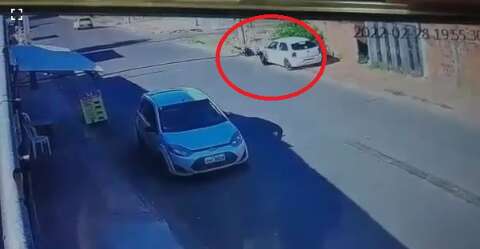 Carro invade calçada e atropela idosa que voltava da igreja no Jardim Tarumã